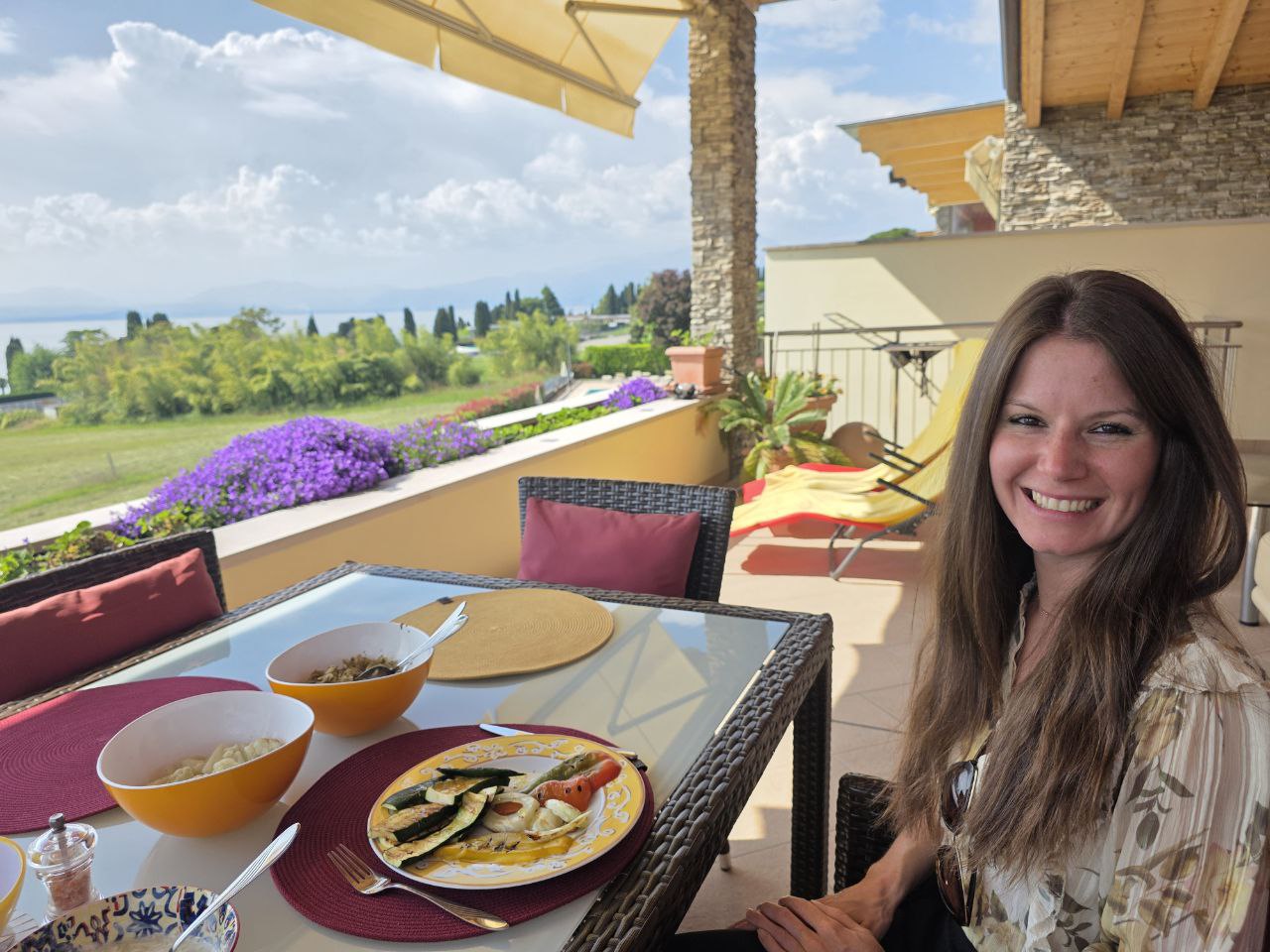 Pflanzliches Mittagessen mit Blick über den See