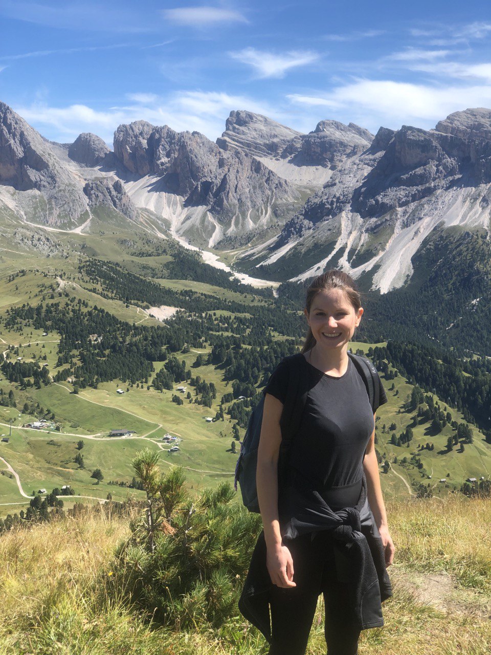 Nina vor dem Panorama der Dolomiten