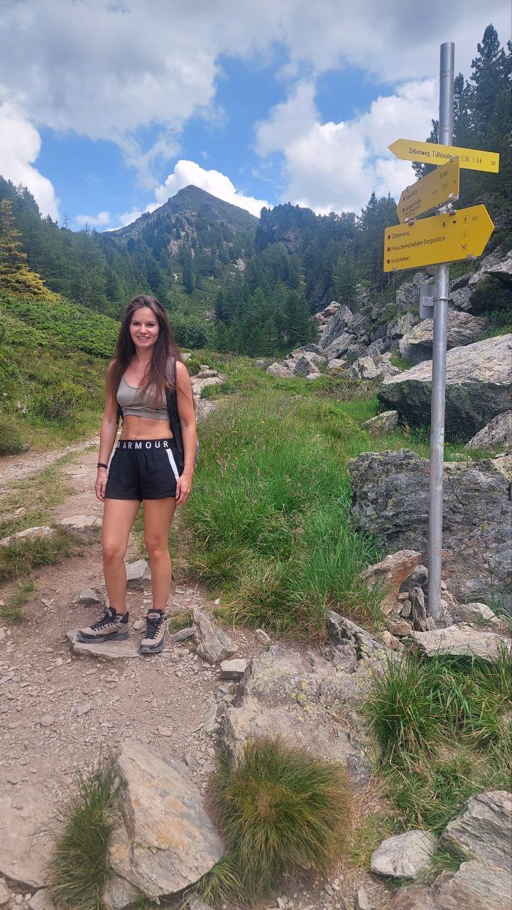 Nina beim Wandern auf einem Bergweg