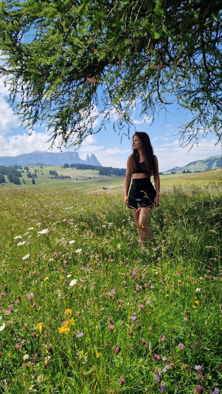Nina auf einer blühenden Almwiese