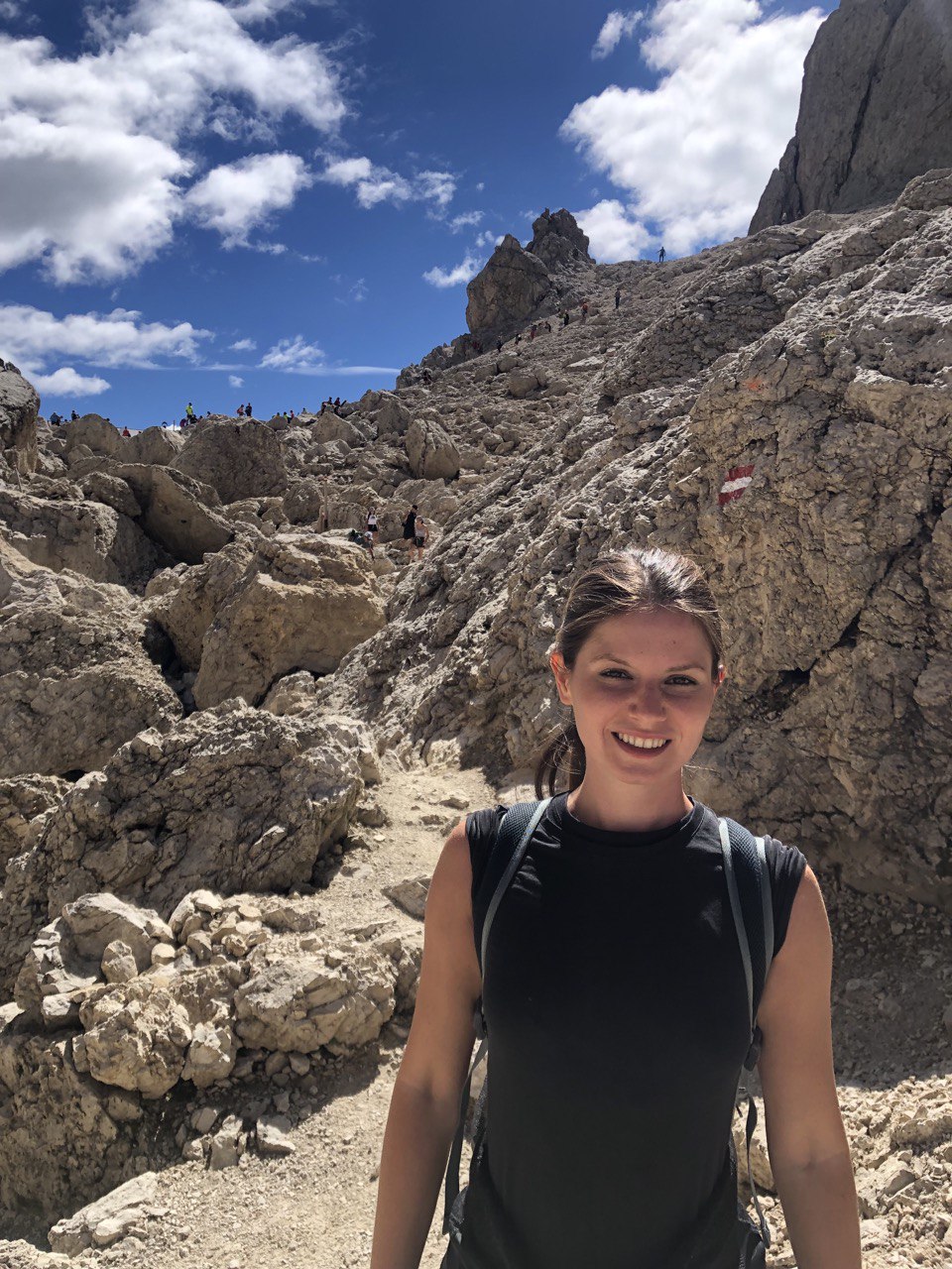 Nina beim Bergsteigen in den Dolomiten